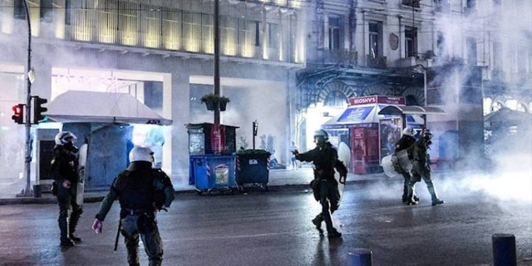 Yunanistan’da 16 yaşındaki Roman çocuğu öldüren polis serbest bırakıldı