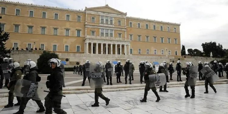 Yunanistan'da 16 yaşındaki genci vuran polise 'geçici ev hapsi' verildi