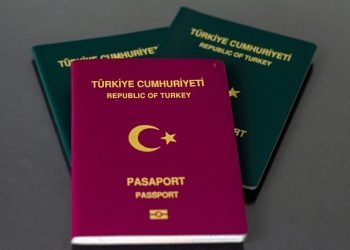 Zamdan etkilenmek istemeyen pasaport almaya koştu
