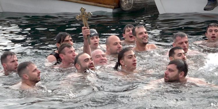 İstanbul’da Haç Çıkarma Töreni Düzenlendi