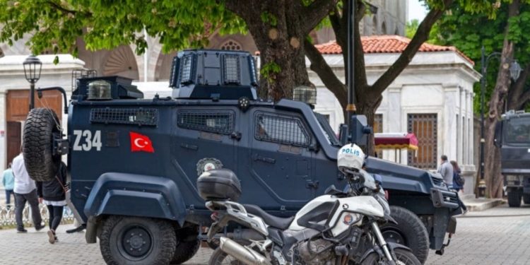 Diyarbakır’da Tokat Atan Polisler Açığa Alındı