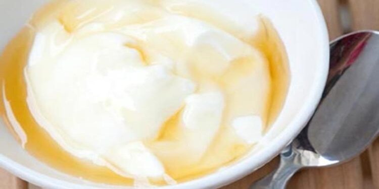 1 kaşık yoğurda ekleyin.. Süper etkisi var... Yüzyıllardır en doğal yöntemdi