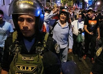 Peru’da siyasi kriz: Göstericiler, olağanüstü hal ilanına rağmen başkent Lima’da toplanıyor