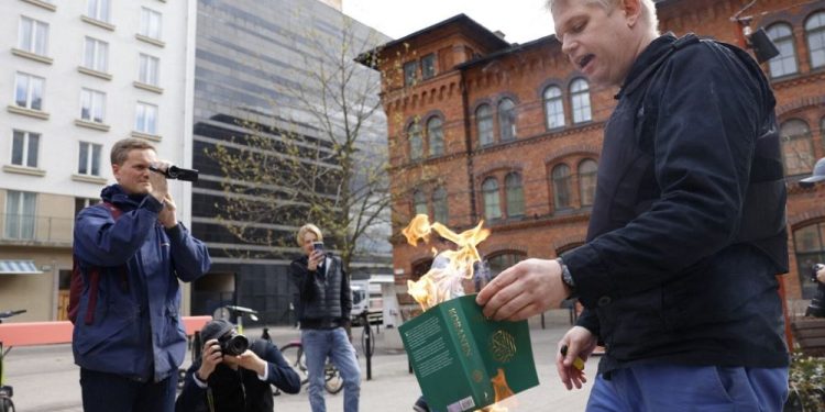 Aşırı sağcı Rasmus Paludan, İsveç’te Stockholm Türk Büyükelçiliği önünde Kuran-ı Kerim yaktı