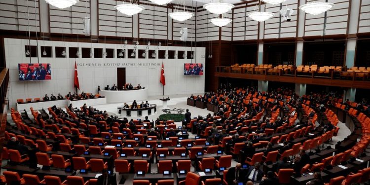 Akademisyen, doktor, öğretmen ve memur maaşları asgari ücret karşısında son 10 yılda hızla eridi