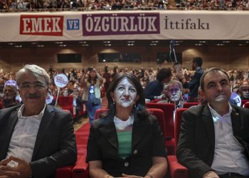Emek ve Özgürlük İttifakı’nın İstanbul’daki ilk mitingi Demirtaş’ın seçim şarkısıyla açıldı