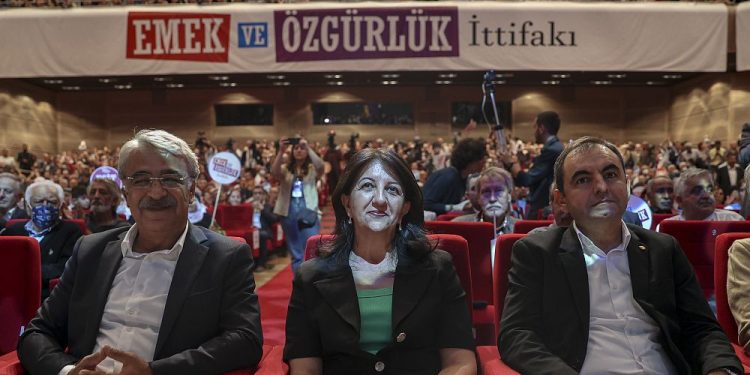 Emek ve Özgürlük İttifakı’nın İstanbul’daki ilk mitingi Demirtaş’ın seçim şarkısıyla açıldı