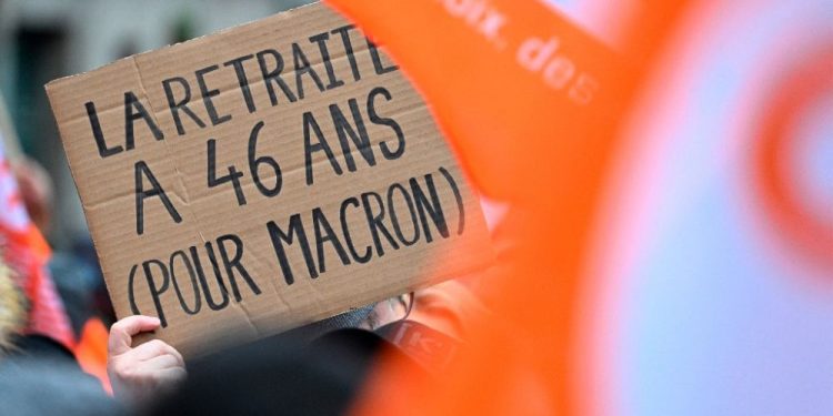 Fransa’da büyük grev: Cumhurbaşkanı Macron, emeklilik reformunda geri adım atar mı?