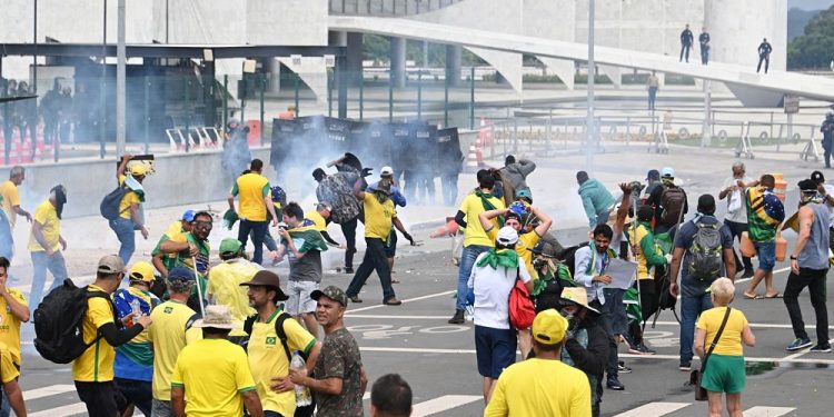 Brezilya’da Bolsonaro taraftarları Kongre ve Başkanlık Sarayı’nı bastı