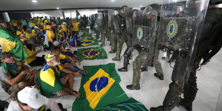 Brezilya’da, göstericilerin bastığı Kongre ve Devlet Başkanlığında kontrol sağlandı