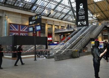 Paris tren istasyonunda bıçaklı saldırı: Yaralılar var