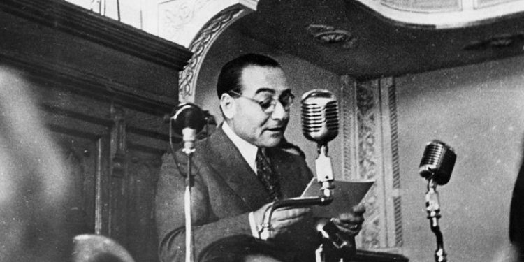 Cumhurbaşkanı Recep Tayyip Erdoğan, 14 Mayıs 1950 seçimlerini referans göstererek önümüzdeki genel seçimlerin tarihine dair sinyal verirken geçtiğimiz günlerde, o dönem Demokrat Parti’nin (DP) kullandığı "Yeter söz milletindir" sloganına da atıf yaptı. 27 yıllık CHP yönetimini sona erdirecek seçimlerde kullanılan bu slogan, 20 yıldır iktidarda olan AKP tarafından kullanılmış oldu. Peki, 14 Mayıs 1950'de ne olmuştu?