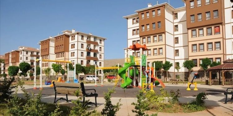 Çevre, Şehircilik ve İklim Değişikliği Bakanı Murat Kurum, orta gelirliye yönelik yeni konut finansman modeliyle hayata geçirilen "Yeni Evim Kampanyası"na ilişkin merak edilen 15 sorunun yanıtını paylaştı.