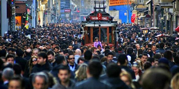 2022 yılında İstanbullular evde en çok ekonomik sorunları konuştu