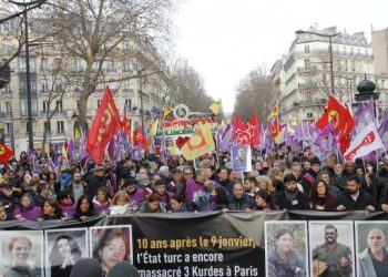 Paris’te on binlerin katılımıyla yürüyüş başladı