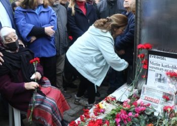 Gazeteci Göktepe mezarı başında anıldı: Hakikat susmadı