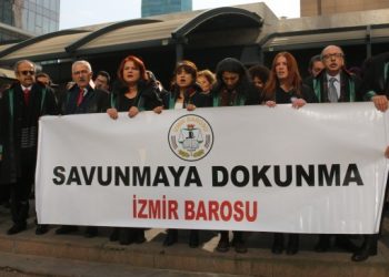 İzmir’de avukatlara şiddet protesto edildi