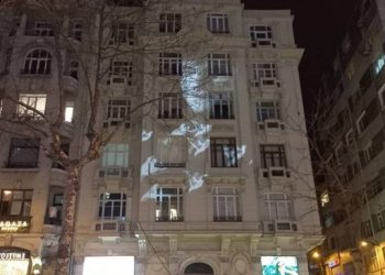 Agos’un eski binasına Hrant Dink’in silüeti ve güvercin görüntüleri yansıtıldı