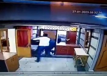 Tahran’daki Azerbaycan Büyükelçiliği’ne silahlı saldırı