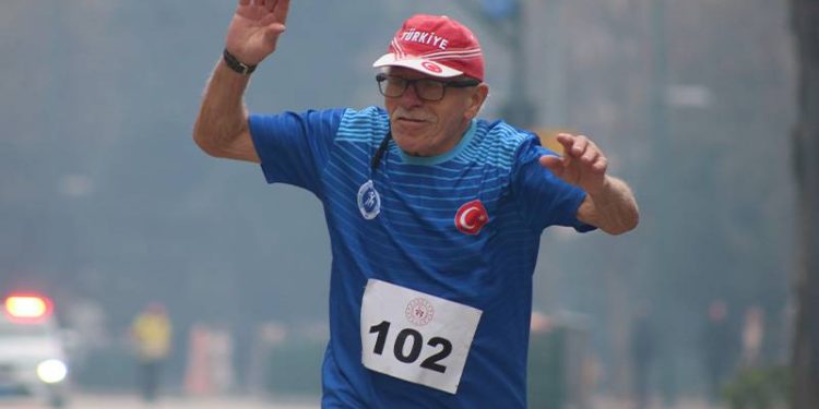 82. yaşında gümüş madalyanın sahibi oldu