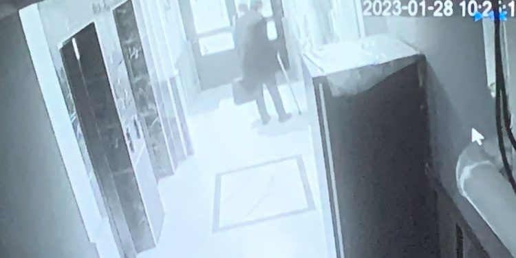 87 yaşındaki emekli asker, karısını ve iki oğlunu vurdu!