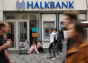ABD Anayasa Mahkemesi’nde 17 Ocak’ta yapılacak Halkbank’ın temyiz başvurusu duruşmasından önce savcılık mahkemeye sunduğu iki farklı başvuruda bankanın avukatlarının sunduğu altı dilekçeye yanıt verdi ve mahkemenin Halkbank lehine bir karar vermesinin ABD'nin İran'la mücadelesini olumsuz etkileyeceğini ifade etti.
