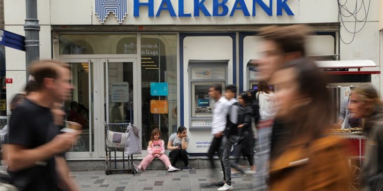 ABD Anayasa Mahkemesi’nde 17 Ocak’ta yapılacak Halkbank’ın temyiz başvurusu duruşmasından önce savcılık mahkemeye sunduğu iki farklı başvuruda bankanın avukatlarının sunduğu altı dilekçeye yanıt verdi ve mahkemenin Halkbank lehine bir karar vermesinin ABD'nin İran'la mücadelesini olumsuz etkileyeceğini ifade etti.