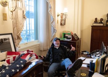 ABD'deki Kongre baskını: Pelosi'nin ofisine giren saldırgan onlarca yıl hapis cezası alabilir