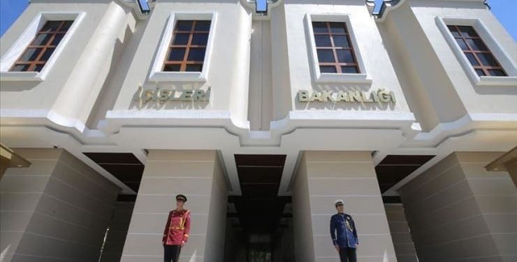 İçişleri Bakanlığı, ABD’nin Türkiye’de olası saldırılara ilişkin güvenlik uyarısının ardından açıklama yaparak güvenlik tedbirlerinin üst seviyeye çıkarıldığını bildirdi. Bakanlık, gözaltıların olduğunu da söyledi.