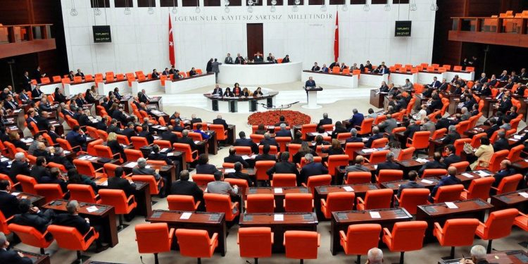AKP, emekli maaşı alt sınırını da içeren yasa teklifini Meclis'e sundu