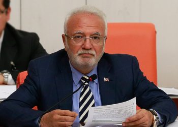 AK Parti Grup Başkanvekili Mustafa Elitaş "EYT taslak metni henüz Meclis'e gelmedi. EYT ile ilgili çalışmayı bitireceğiz. Bir süre gerekiyor, yasalaştıracağız. Bu konuda bizden takvim beklemeyin. Bakanlıktan metin geldikten sonra 10 günlük bir çalışma süresi olacak" dedi.