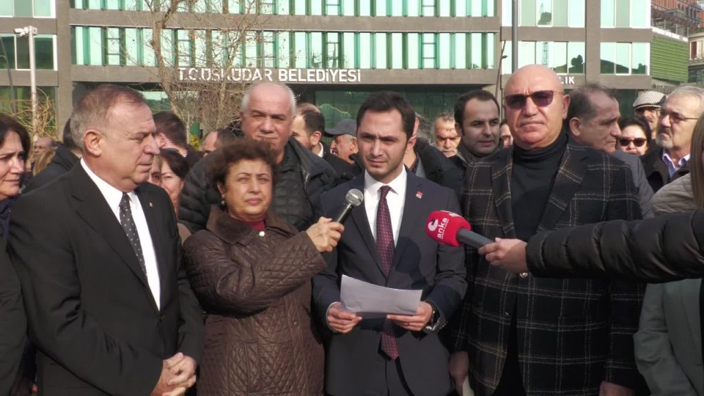 AKP'li belediyede gayrimenkul yetkilerinin belediye encümenine devredilmesi protesto edildi