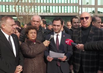 AKP'li belediyede gayrimenkul yetkilerinin belediye encümenine devredilmesi protesto edildi