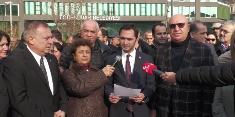 AKP'li belediyede gayrimenkul yetkilerinin belediye encümenine devredilmesi protesto edildi