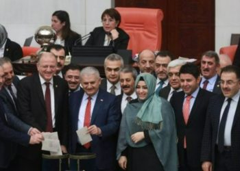 AKP'li vekiller 3 gün arayla aynı maddeye imza attılar