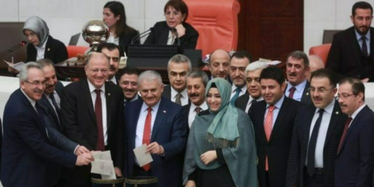AKP'li vekiller 3 gün arayla aynı maddeye imza attılar