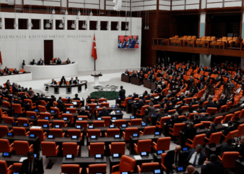 AKP'nin teklifi Meclis'te: Kadroya geçen bazı çalışanların maaşı düşecek