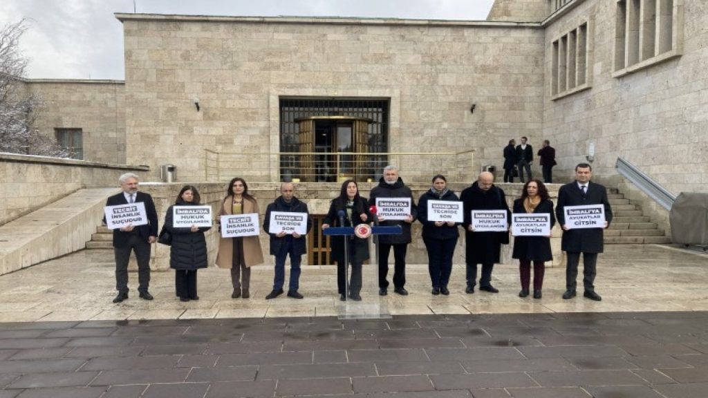 Adalet Nöbeti 29’uncu gününde: Avukat ve ailesi Öcalan ile bir an önce görüşmeli