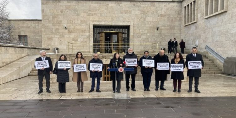 Adalet Nöbeti 29’uncu gününde: Avukat ve ailesi Öcalan ile bir an önce görüşmeli
