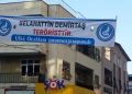 Adana'da Demirtaş'ı hedef alan pankart, suç duyurusuna rağmen indirilmedi
