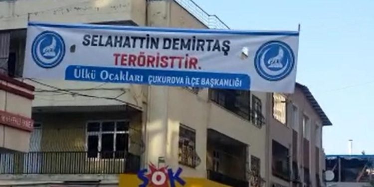 Adana'da Demirtaş'ı hedef alan pankart, suç duyurusuna rağmen indirilmedi