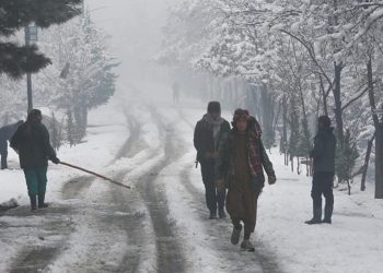 Afganistan'da aralarında çocukların da olduğu 24 kişi donarak yaşamını yitirdi