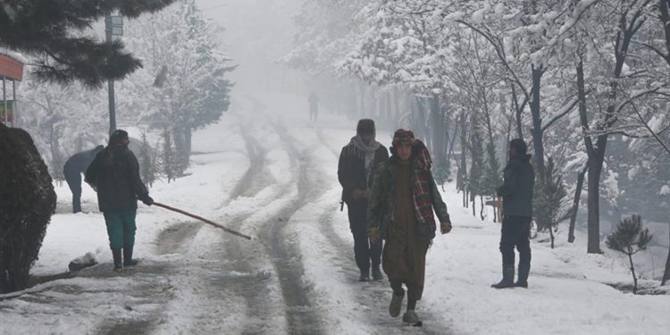 Afganistan'da aralarında çocukların da olduğu 24 kişi donarak yaşamını yitirdi