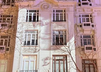 Agos’un eski binasına Hrant Dink fotoğrafı ve güvercin görüntüleri yansıtıldı