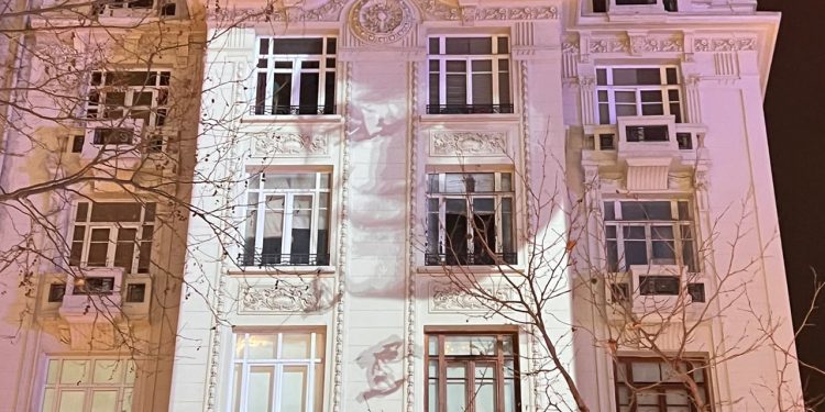 Agos’un eski binasına Hrant Dink fotoğrafı ve güvercin görüntüleri yansıtıldı