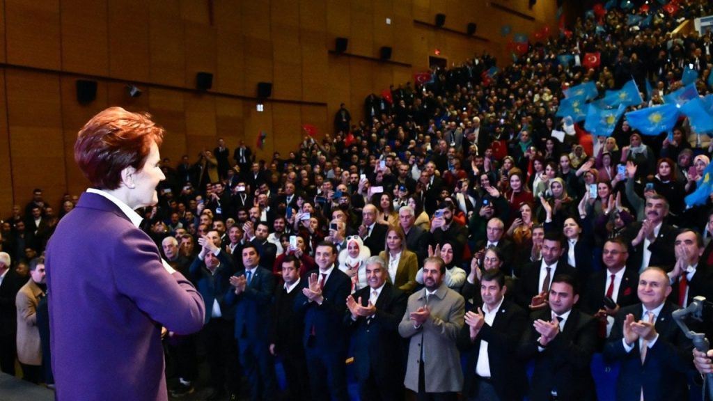 Akşener Diyarbakır'da: Buraya kucaklaşmaya, rızanızı almaya geldim