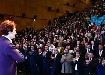 Akşener Diyarbakır'da: Buraya kucaklaşmaya, rızanızı almaya geldim