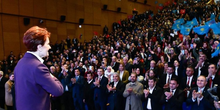 Akşener Diyarbakır'da: Buraya kucaklaşmaya, rızanızı almaya geldim