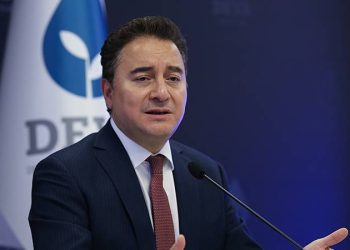 Ali Babacan, Medyascope’ta Ruşen Çakır’ın sorularını yanıtladı. Babacan, kendisine yöneltilen “Çok isim geçiyor diyorsunuz sizin isminiz de geçiyor, Ali Babacan gerçekten aday olmak ister mi?” sorusuna, “Eğer Altılı Masa benim ismim üzerinde mutabık kalırsa tabii ki hem rahat seçilirim hem de en iyi şekilde yönetirim” dedi. Babacan, "Ama şu anda bizim önceliğimiz kim sorusu değil” diye de ekledi.