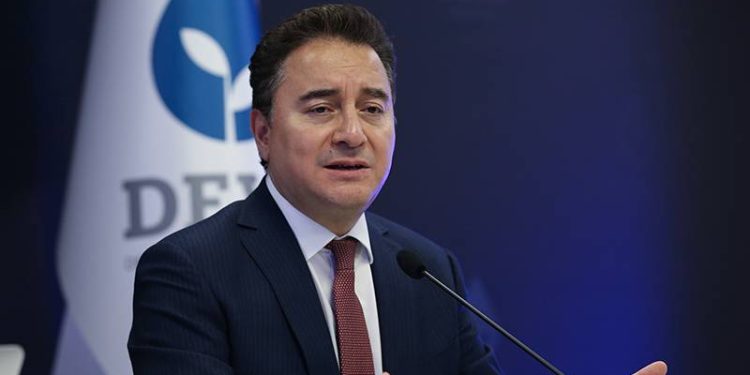 Ali Babacan, Medyascope’ta Ruşen Çakır’ın sorularını yanıtladı. Babacan, kendisine yöneltilen “Çok isim geçiyor diyorsunuz sizin isminiz de geçiyor, Ali Babacan gerçekten aday olmak ister mi?” sorusuna, “Eğer Altılı Masa benim ismim üzerinde mutabık kalırsa tabii ki hem rahat seçilirim hem de en iyi şekilde yönetirim” dedi. Babacan, "Ama şu anda bizim önceliğimiz kim sorusu değil” diye de ekledi.